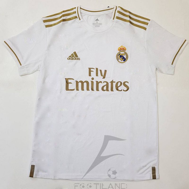 لباس اول رئال مادرید 2020 با زمینه سفید و ترکیب رنگ طلایی یقه پیراهن گرد بصورت تیشرت آستین کوتاه