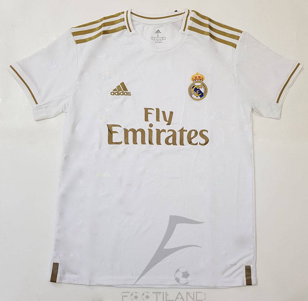 لباس اول رئال مادرید 2020 با زمینه سفید و ترکیب رنگ طلایی یقه پیراهن گرد بصورت تیشرت آستین کوتاه