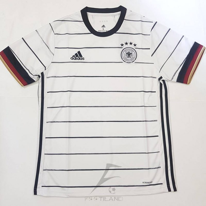لباس اول آلمان 2020 با زمینه سفید و خط راه راه مشکی یقه پیراهن گرد بصورت تیشرت آستین کوتاه