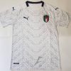 لباس دوم ایتالیا 2020 با زمینه سفید و طرح گرافیکی خاص یقه پیراهن گرد بصورت تیشرت آستین کوتاه