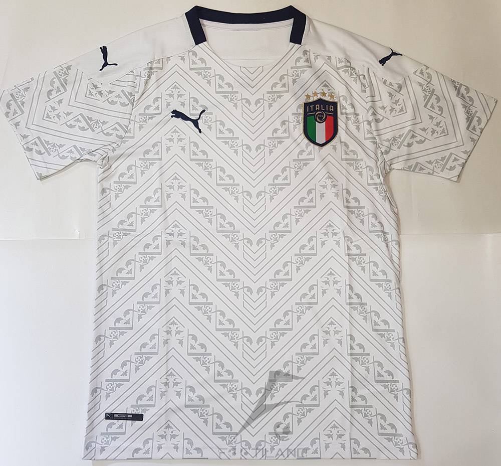 لباس دوم ایتالیا 2020 با زمینه سفید و طرح گرافیکی خاص یقه پیراهن گرد بصورت تیشرت آستین کوتاه